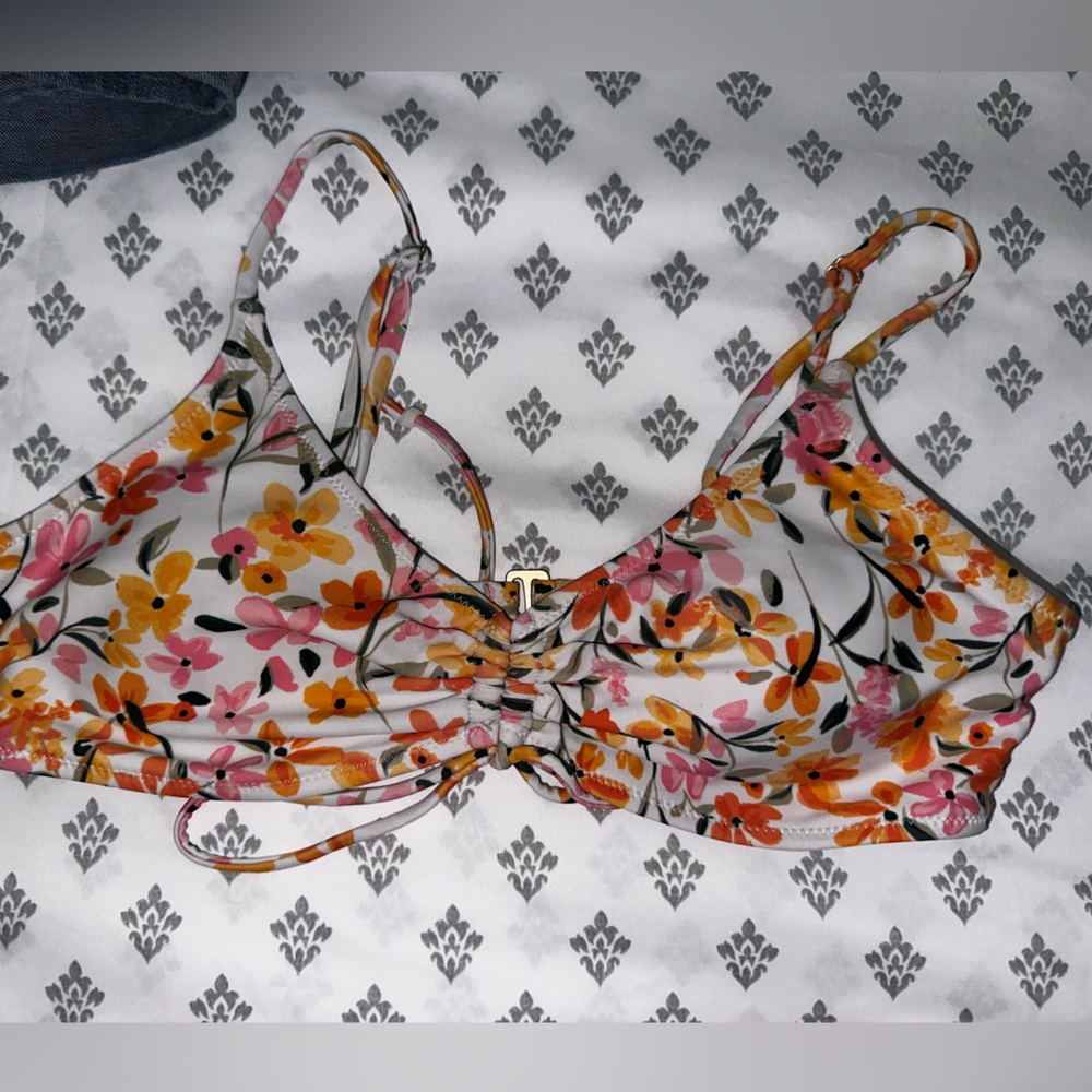 super cute swim top! very little wear